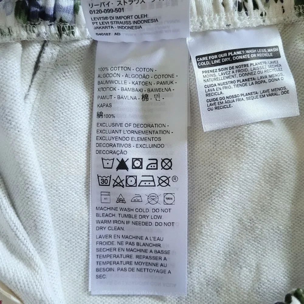Levi's Floral💐 Shorts - NWT - Picture 8 of 12